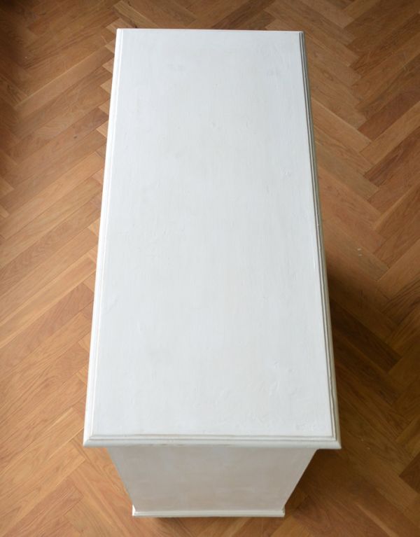 アンティークのキャビネット　アンティーク家具　フランスから届いたアンティーク家具、ホワイトペイントのおしゃれなショップカウンター（店舗什器）。上から見ると･･･天板部分も、こんな感じでキレイに仕上げました。(d-1167-f)