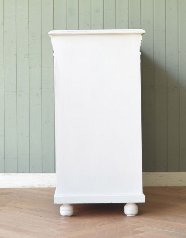 アンティークのキャビネット　アンティーク家具　フランスから届いたアンティーク家具、ホワイトペイントのおしゃれなショップカウンター（店舗什器）。サイドもキレイに仕上げました。(d-1167-f)