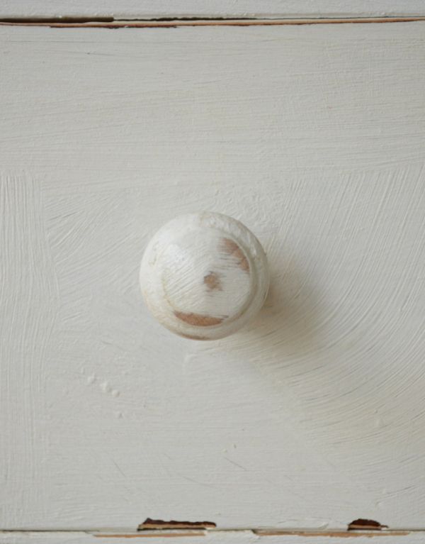 アンティークのキャビネット　アンティーク家具　フランスから届いたアンティーク家具、ホワイトペイントのおしゃれなショップカウンター（店舗什器）。風合いがいい感じの取っ手。(d-1167-f)