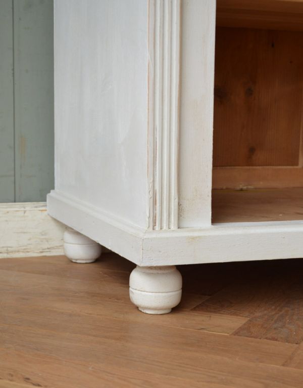 アンティークのキャビネット　アンティーク家具　フランスから届いたアンティーク家具、ホワイトペイントのおしゃれなショップカウンター（店舗什器）。女性１人でラクラク運べちゃうんですHandleのアンティークは、脚の裏にフェルトキーパーをお付けしています。(d-1167-f)