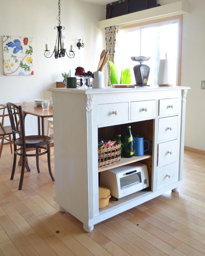 アンティークのキャビネット　アンティーク家具　フランスから届いたアンティーク家具、ホワイトペイントのおしゃれなショップカウンター（店舗什器）。見た目だけじゃなく、実用性のバッチリ正面からの見た目はもちろん、裏に回るとこんな風に収納がバッチリ出来ちゃう！実用的に使って下さい。(d-1167-f)