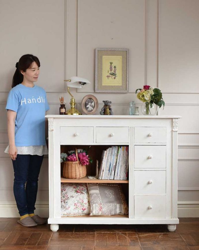 アンティークのキャビネット　アンティーク家具　フランスから届いたアンティーク家具、ホワイトペイントのおしゃれなショップカウンター（店舗什器）。大人可愛いフレンチカウンターフランスらしい雰囲気たっぷりのカウンターキャビネット。(d-1167-f)