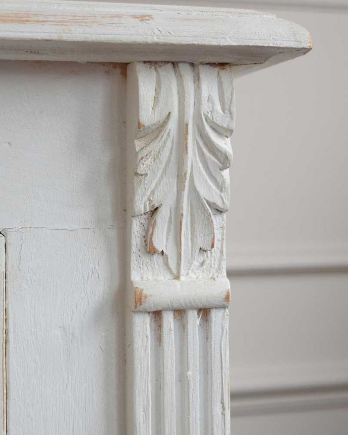 アンティークのキャビネット　アンティーク家具　フランスから届いたアンティーク家具、ホワイトペイントのおしゃれなショップカウンター（店舗什器）。フランスらしく美しい彫さりげなく施された彫。(d-1167-f)