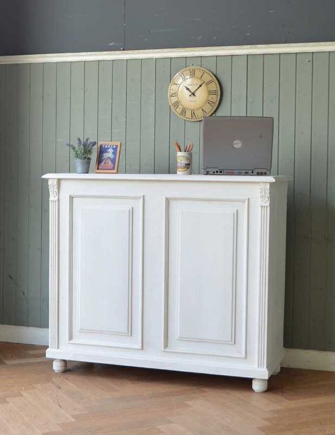 アンティークのキャビネット　アンティーク家具　フランスから届いたアンティーク家具、ホワイトペイントのおしゃれなショップカウンター（店舗什器）。両面使える便利な家具後ろから見ると、こんな感じで両面使えるカウンターなんです。(d-1167-f)