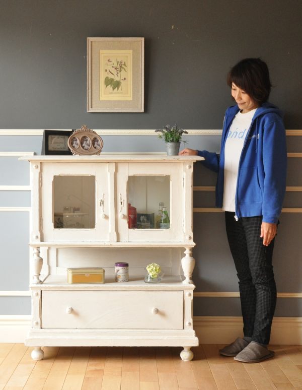 アンティークのキャビネット　アンティーク家具　アンティークのフレンチ家具、小さな可愛いガラスキャビネット（ホワイト）。フレンチ気分たっぷりの憧れキャビネットフランスらしいペイントのガラスキャビネット。(d-1168-f)