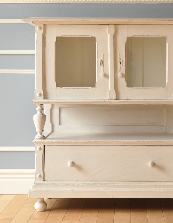 アンティークのキャビネット　アンティーク家具　アンティークのフレンチ家具、小さな可愛いガラスキャビネット（ホワイト）。ガラス越しに中をのぞいてみると･･･昔、作られたアンティークのガラスは今のものと違ってゆらめきがあります。(d-1168-f)