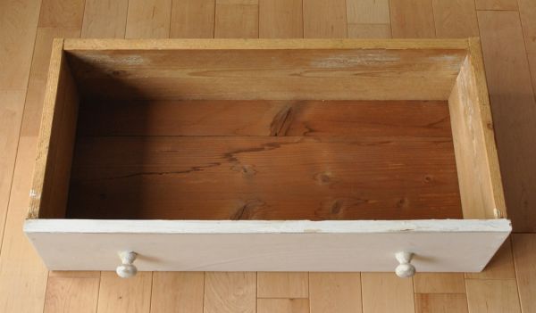 アンティークのキャビネット　アンティーク家具　アンティークのフレンチ家具、小さな可愛いガラスキャビネット（ホワイト）。もちろん、引き出しもキレイです！引き出しの中も専門の職人が修復したのでキレイです。(d-1168-f)