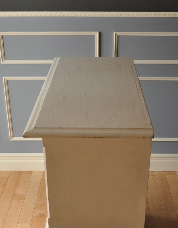 アンティークのキャビネット　アンティーク家具　アンティークのフレンチ家具、小さな可愛いガラスキャビネット（ホワイト）。天板部分もキレイに仕上げました。(d-1168-f)