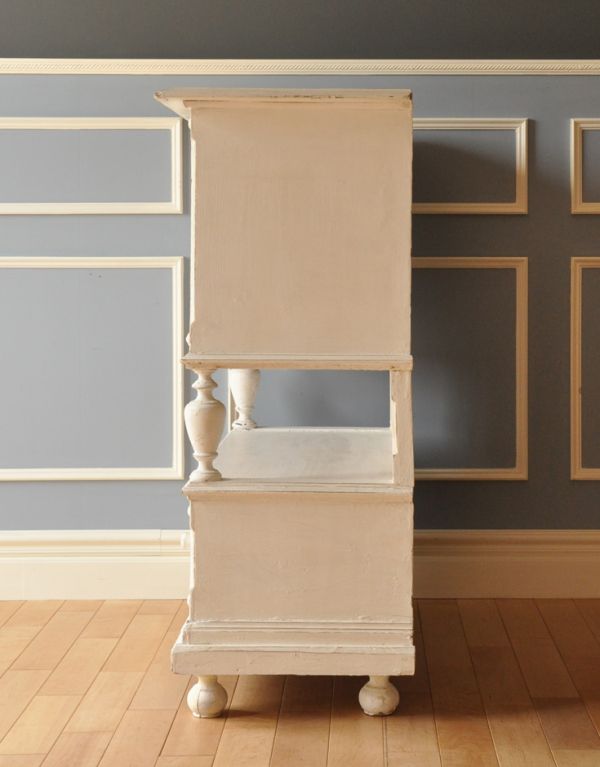 アンティークのキャビネット　アンティーク家具　アンティークのフレンチ家具、小さな可愛いガラスキャビネット（ホワイト）。もちろん、横顔もキレイ横から見てみるとこんな感じです。(d-1168-f)