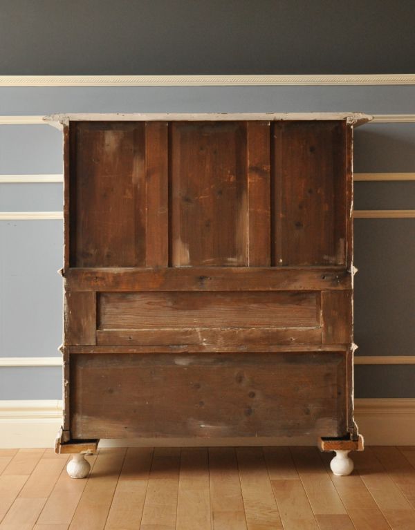 アンティークのキャビネット　アンティーク家具　アンティークのフレンチ家具、小さな可愛いガラスキャビネット（ホワイト）。後ろ姿はこんな感じアンティークは新品ではないので、経年変化によるキズはありますが、専門の職人がキレイにお直しをしているので、後ろ姿もキレイです。(d-1168-f)