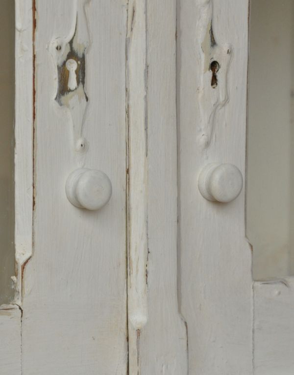 アンティークのキャビネット　アンティーク家具　アンティークのフレンチ家具、小さな可愛いガラスキャビネット（ホワイト）。こんな場所もアンティークらしい扉の開け閉めもスムーズにできます。(d-1168-f)