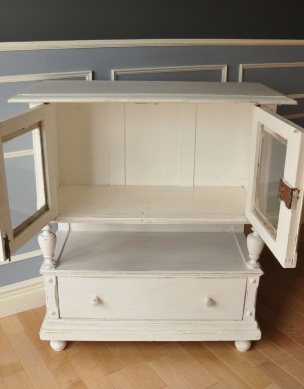 アンティークのキャビネット　アンティーク家具　アンティークのフレンチ家具、小さな可愛いガラスキャビネット（ホワイト）。扉を開けると･･･中もこんな感じで専門の職人がキレイに修復しました。(d-1168-f)