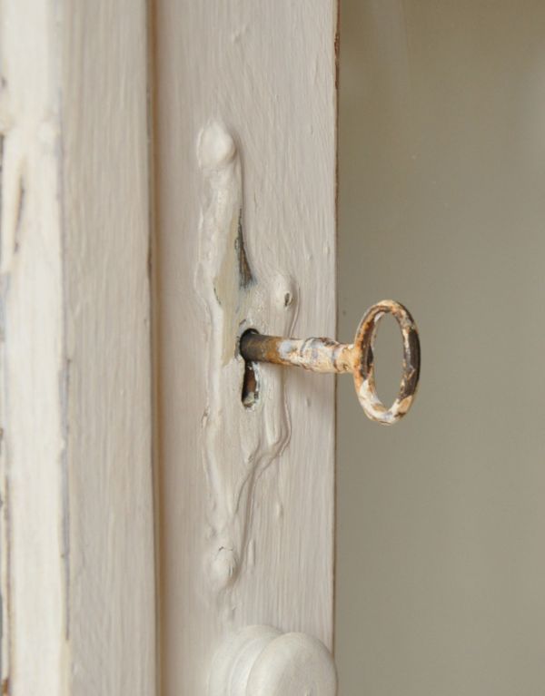 アンティークのキャビネット　アンティーク家具　アンティークのフレンチ家具、小さな可愛いガラスキャビネット（ホワイト）。カギも使えるんですまるでおとぎ話に出てくるみたいに、アンティークの鍵が使えるんです。(d-1168-f)