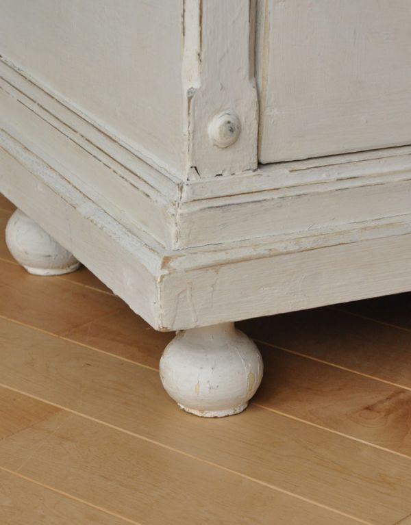 アンティークのキャビネット　アンティーク家具　アンティークのフレンチ家具、小さな可愛いガラスキャビネット（ホワイト）。女性１人でも運べちゃうんですHandleのアンティークは、脚の裏にフェルトキーパーをお付けしています。(d-1168-f)