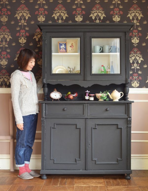 アンティークのキャビネット　アンティーク家具　ブラックペイントのアンティーク家具、フランス輸入のカップボード（食器棚）。このカップボードの前に立つだけでワクワクします。(d-1169-f)