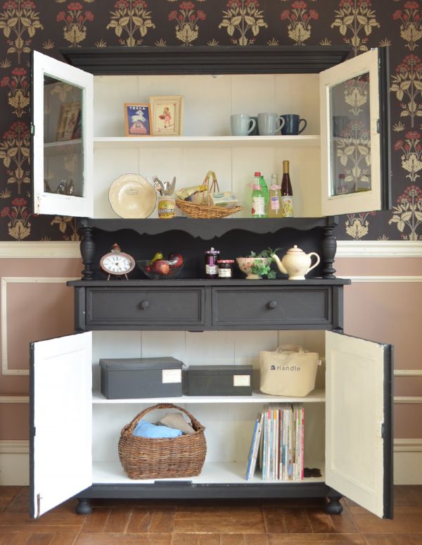 アンティークのキャビネット　アンティーク家具　ブラックペイントのアンティーク家具、フランス輸入のカップボード（食器棚）。ガラス扉の棚板は可動です。(d-1169-f)