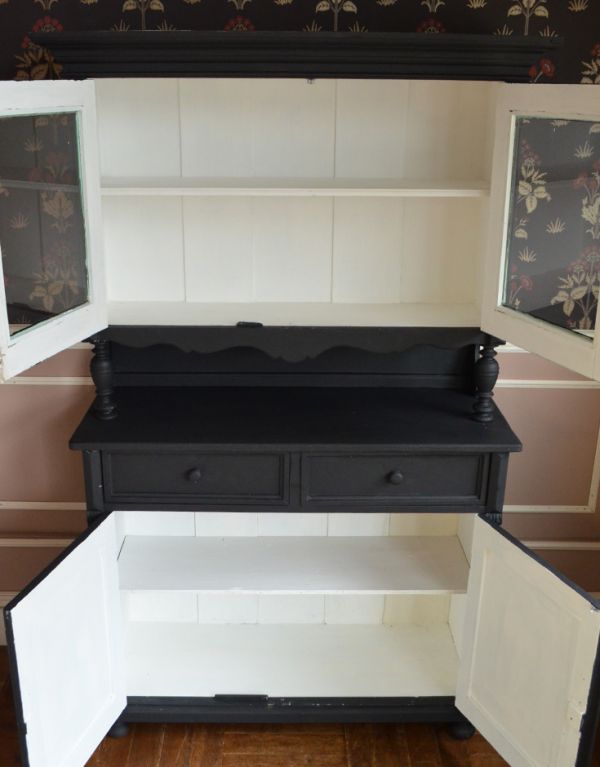 アンティークのキャビネット　アンティーク家具　ブラックペイントのアンティーク家具、フランス輸入のカップボード（食器棚）。明るいので、中に入れた食器や雑貨を生き生きと見せてくれますよ。(d-1169-f)