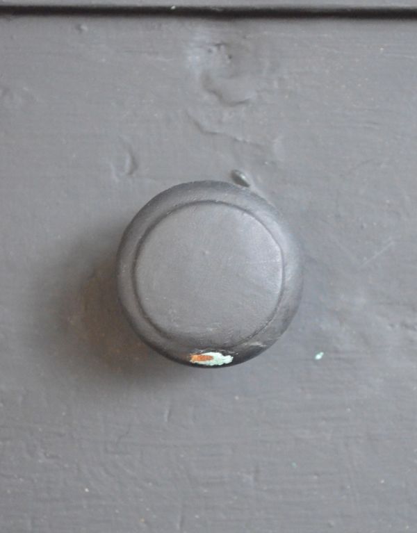 アンティークのキャビネット　アンティーク家具　ブラックペイントのアンティーク家具、フランス輸入のカップボード（食器棚）。引き出しは木製の真ん丸な取っ手になっています。(d-1169-f)