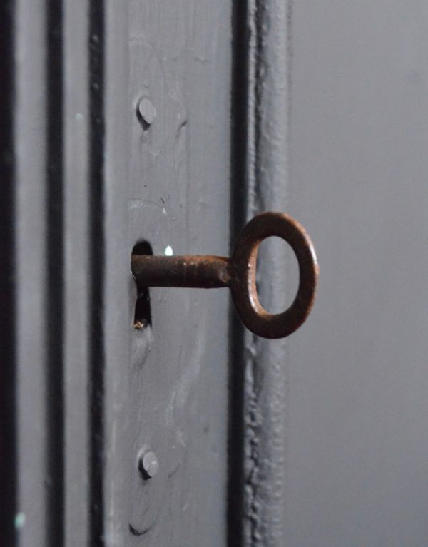 アンティークのキャビネット　アンティーク家具　ブラックペイントのアンティーク家具、フランス輸入のカップボード（食器棚）。カギ穴は２つ有りますが、カギ１本です。(d-1169-f)