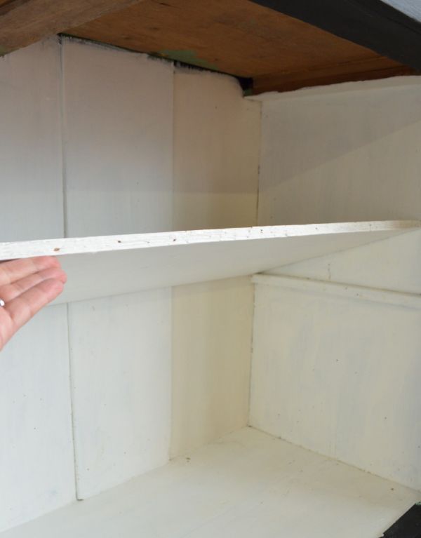 アンティークのキャビネット　アンティーク家具　ブラックペイントのアンティーク家具、フランス輸入のカップボード（食器棚）。棚板は上段に１枚、下段に１枚です。(d-1169-f)