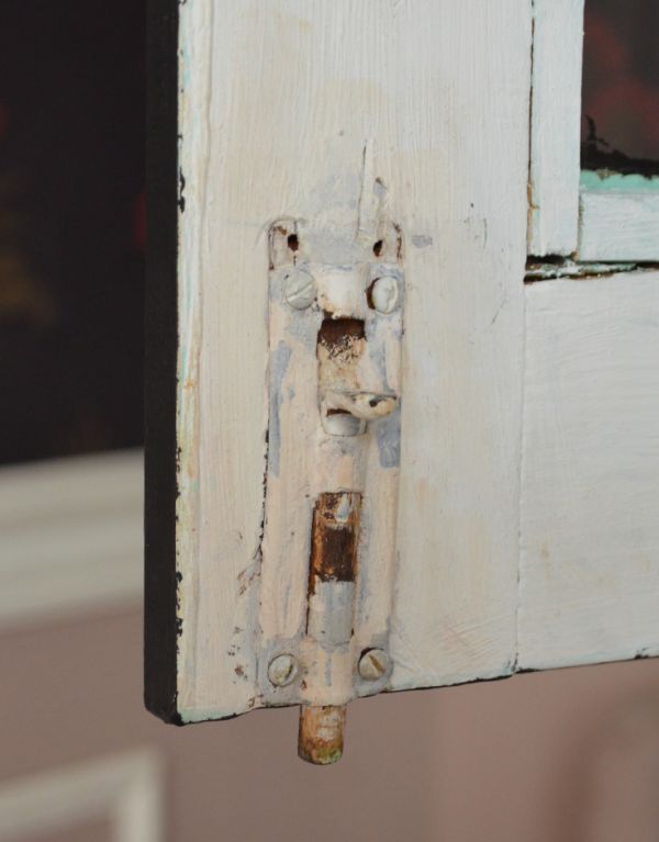 アンティークのキャビネット　アンティーク家具　ブラックペイントのアンティーク家具、フランス輸入のカップボード（食器棚）。扉を留めるためのストッパーも当時のものです。(d-1169-f)