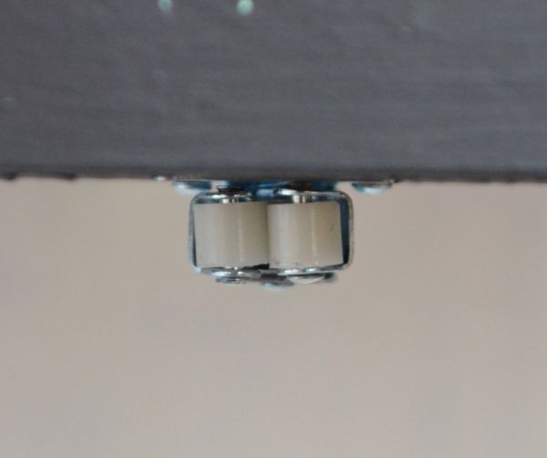 アンティークのキャビネット　アンティーク家具　ブラックペイントのアンティーク家具、フランス輸入のカップボード（食器棚）。扉にはローラーキャッチャーが付いているので、開け閉めがスムーズです。(d-1169-f)