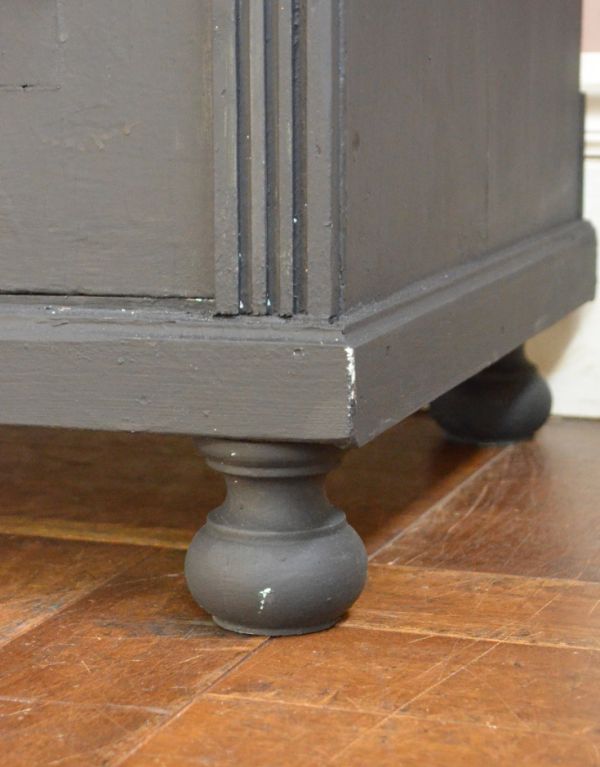 アンティークのキャビネット　アンティーク家具　ブラックペイントのアンティーク家具、フランス輸入のカップボード（食器棚）。綺麗なカッティングを施した脚があります。(d-1169-f)