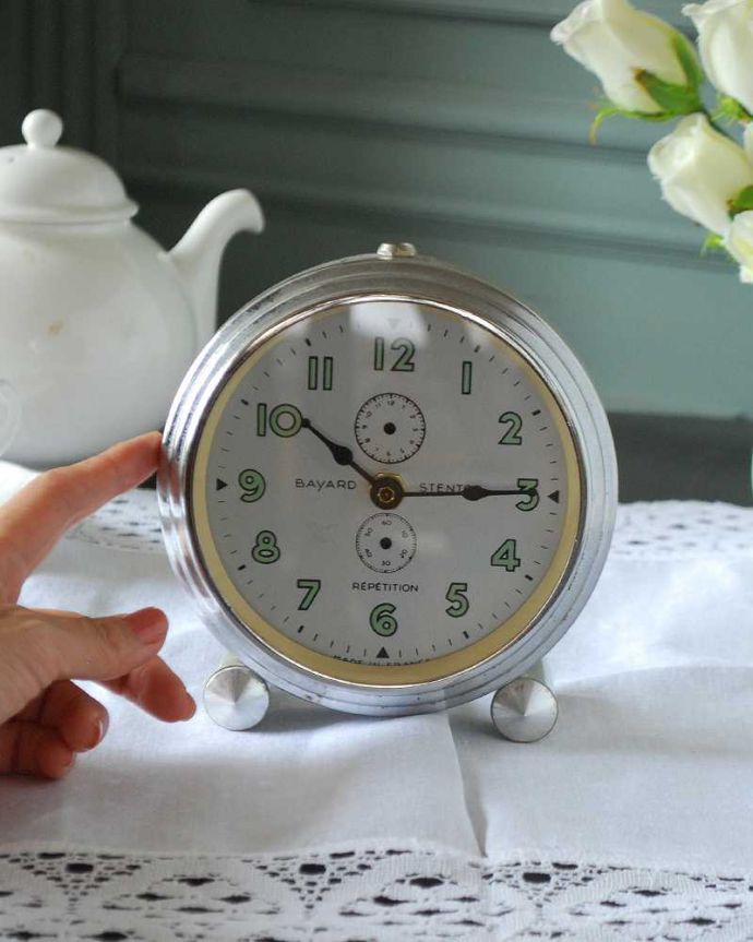 アンティーク その他の雑貨 アンティーク雑貨 フランスのアンティーク雑貨、バヤール社(BAYARD)の置き時計。アンティークらしい独特のデザインアンティークなので多少のキズ・汚れがある場合があります。(d-1181-z)