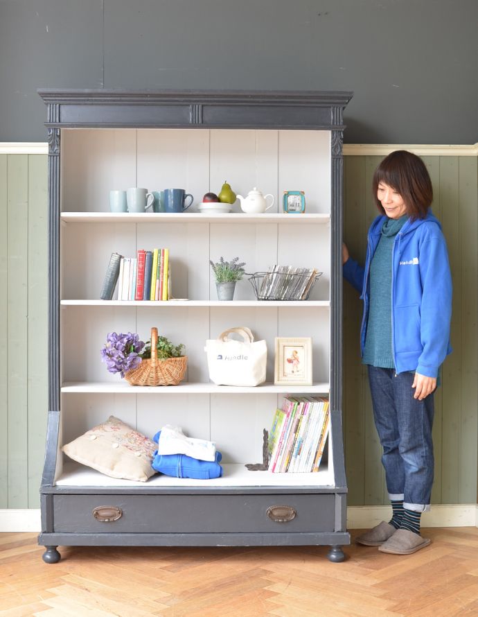 アンティークのキャビネット アンティーク家具 フレンチスタイルのアンティーク家具、ペイントのオープンシェルフ(本棚)。内側がホワイトペイントなので明るく、ディスプレイが映えます!おもちゃや雑誌など、なんでも飾りながら片付けられます。(d-1182-f)