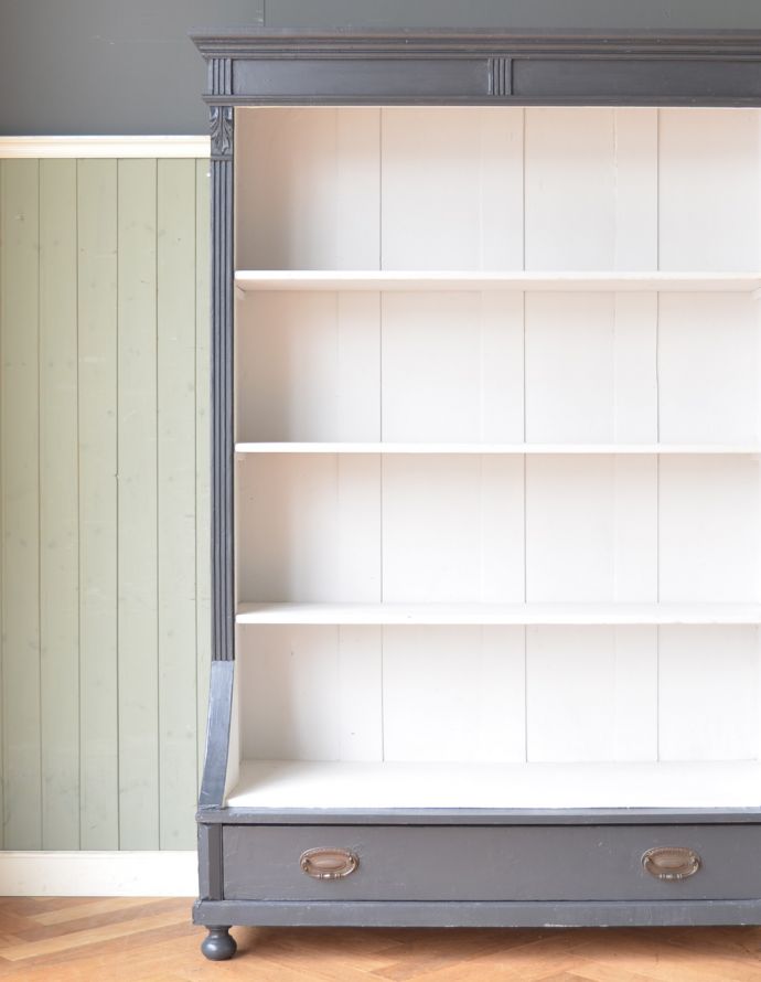 アンティークのキャビネット アンティーク家具 フレンチスタイルのアンティーク家具、ペイントのオープンシェルフ(本棚)。見た目の美しさはモチロン、しっかり収納力もある優れたキャビネットです。(d-1182-f)