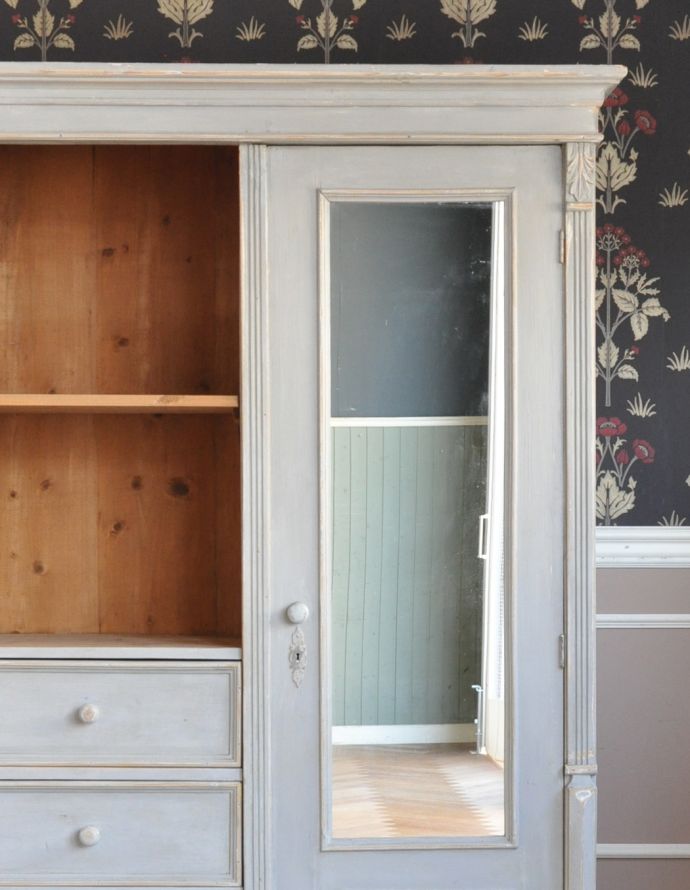 アンティークのキャビネット　アンティーク家具　フレンチアンティークの収納家具、ミラーが付いたペイントキャビネット。気分はパリジェンヌお部屋を華やかに見せてくれるペイントの家具。(d-1183-f)