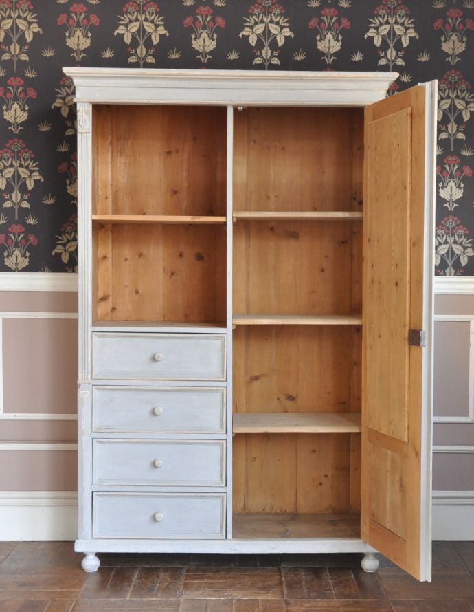 アンティークのキャビネット　アンティーク家具　フレンチアンティークの収納家具、ミラーが付いたペイントキャビネット。扉を開けると･･･中もこんな感じで専門の職人がキレイに修復しました。(d-1183-f)