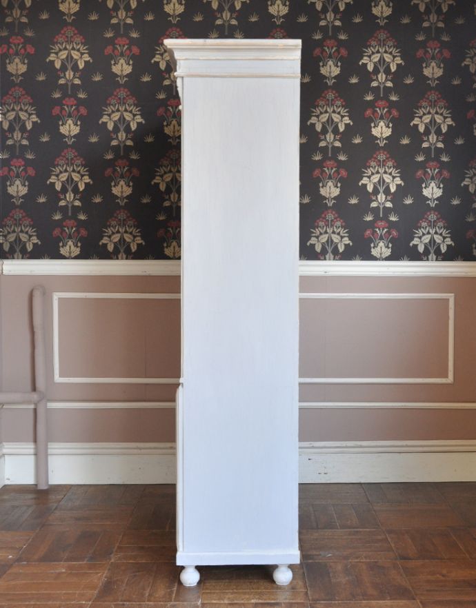 アンティークのキャビネット　アンティーク家具　フレンチアンティークの収納家具、ミラーが付いたペイントキャビネット。もちろん、横顔もキレイ横から見てみるとこんな感じです。(d-1183-f)