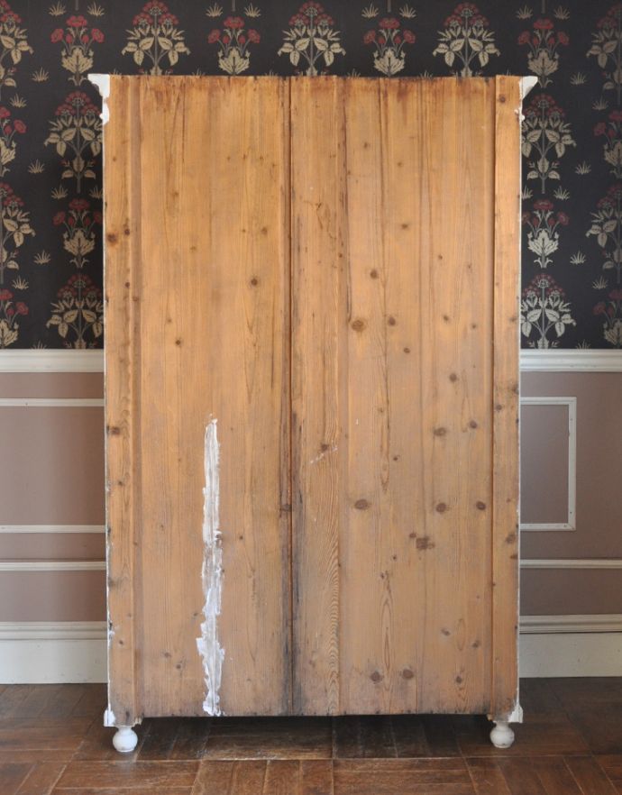 アンティークのキャビネット　アンティーク家具　フレンチアンティークの収納家具、ミラーが付いたペイントキャビネット。後ろ姿はこんな感じアンティークは新品ではないので、経年変化によるキズはありますが、専門の職人がキレイにお直しをしているので、後ろ姿もキレイです。(d-1183-f)