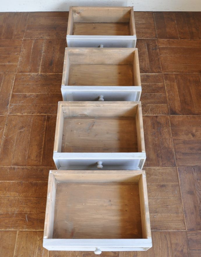 アンティークのキャビネット　アンティーク家具　フレンチアンティークの収納家具、ミラーが付いたペイントキャビネット。もちろん、引き出しもキレイです！引き出しの中も専門の職人が修復したのでキレイです。(d-1183-f)