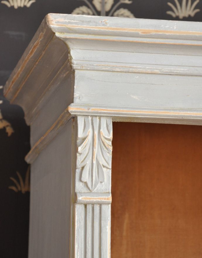 アンティークのキャビネット　アンティーク家具　フレンチアンティークの収納家具、ミラーが付いたペイントキャビネット。惚れ惚れしちゃう美しさこんなに堅い無垢材に一体どうやって彫ったんだろう？と不思議になるくらい細かい彫にうっとりです。(d-1183-f)