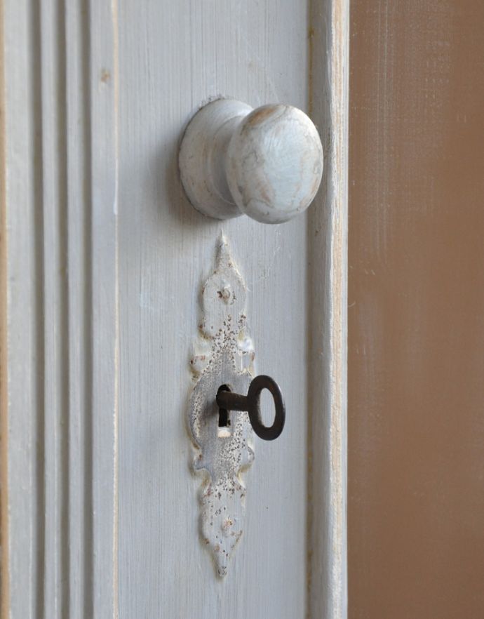 アンティークのキャビネット　アンティーク家具　フレンチアンティークの収納家具、ミラーが付いたペイントキャビネット。アンティークらしい取っ手まるでおとぎ話に出てくるみたいに、アンティークの鍵が使えるんです。(d-1183-f)