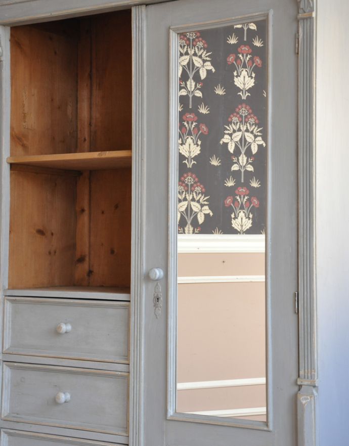 アンティークのキャビネット　アンティーク家具　フレンチアンティークの収納家具、ミラーが付いたペイントキャビネット。身だしなみを整えて･･･アンティークのミラーも付いています。(d-1183-f)