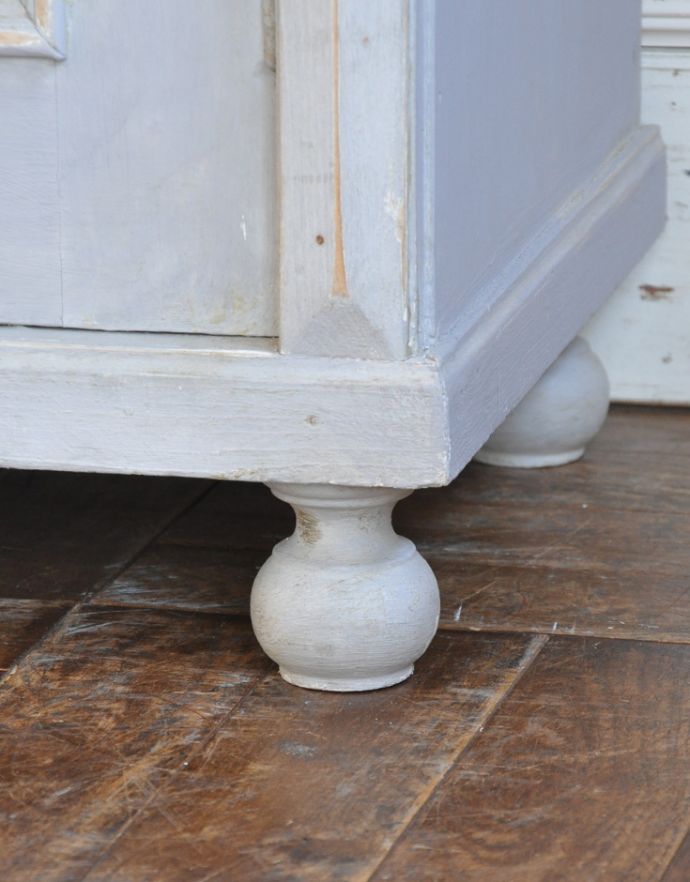 アンティークのキャビネット　アンティーク家具　フレンチアンティークの収納家具、ミラーが付いたペイントキャビネット。女性でも運べちゃう理由は･･･Handleのアンティークは、脚の裏にフェルトキーパーをお付けしていますので、重い家具でも床を滑らせれて移動出来ます。(d-1183-f)