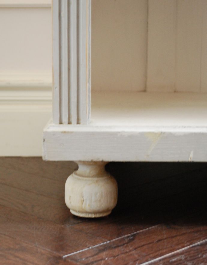 アンティークのキャビネット アンティーク家具 フランスで見つけたアンティークオープンキャビネット、ペイントされたブックケース(本棚) 。どっしりした脚で、キチンと支えてくれます。(d-1185-f)