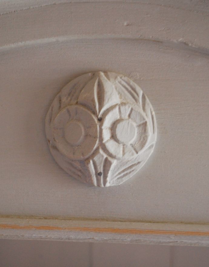 アンティークのキャビネット アンティーク家具 フランスで見つけたアンティークオープンキャビネット、ペイントされたブックケース(本棚) 。トップにはお花の装飾がワンポイントで付いています。(d-1185-f)