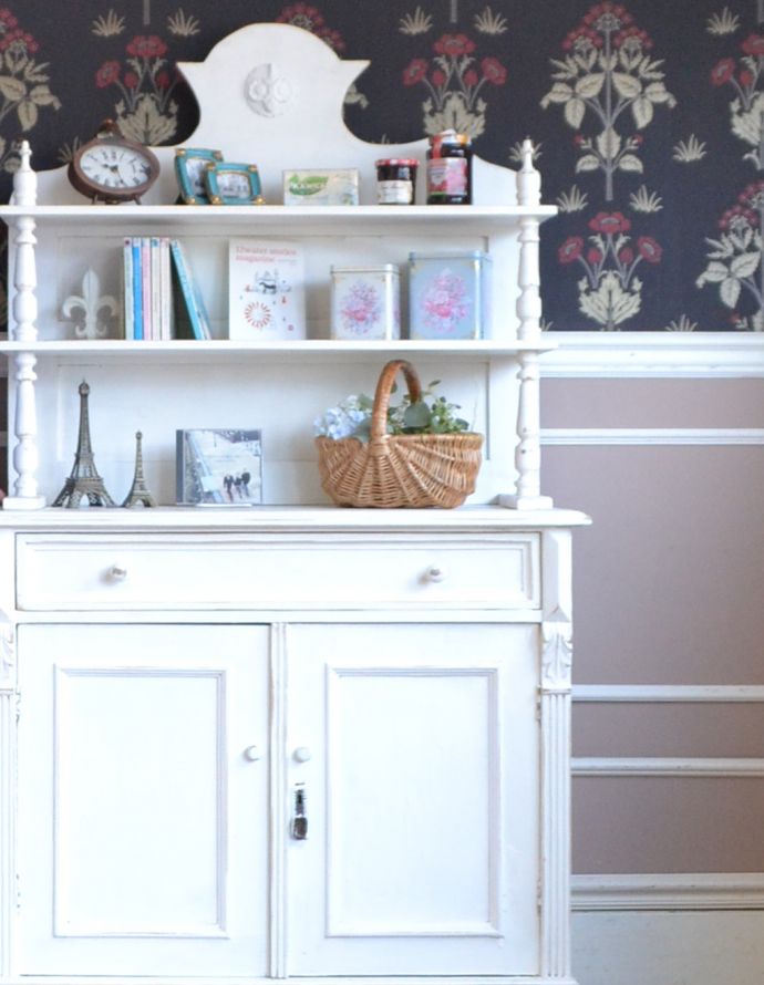 アンティークのキャビネット　アンティーク家具　フランスの可愛いアンティーク家具、爽やかなペイント仕上げのドレッサー。置いたもの全部が素敵に見えちゃうオープン棚を支える支柱の装飾がとても美しいので、この棚に置いたものが全部オシャレに見えるんです。(d-1186-f)