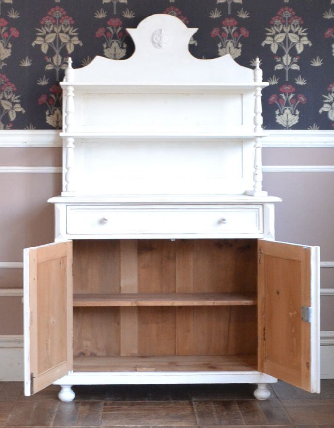 アンティークのキャビネット　アンティーク家具　フランスの可愛いアンティーク家具、爽やかなペイント仕上げのドレッサー。扉を開けてみると…中が見えない扉の中も、キレイに修復しました。(d-1186-f)