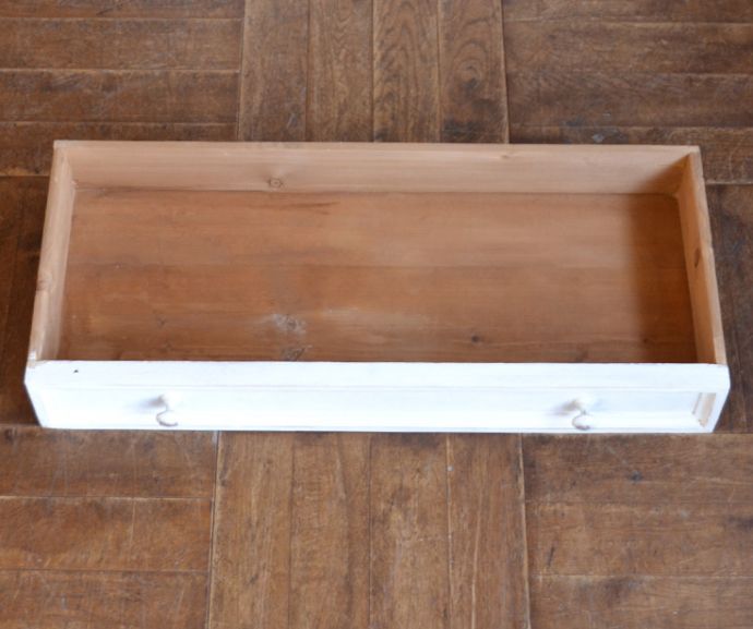 アンティークのキャビネット　アンティーク家具　フランスの可愛いアンティーク家具、爽やかなペイント仕上げのドレッサー。引き出しの中は･･･もちろん引き出しの中も職人がキレイに修復しました。(d-1186-f)