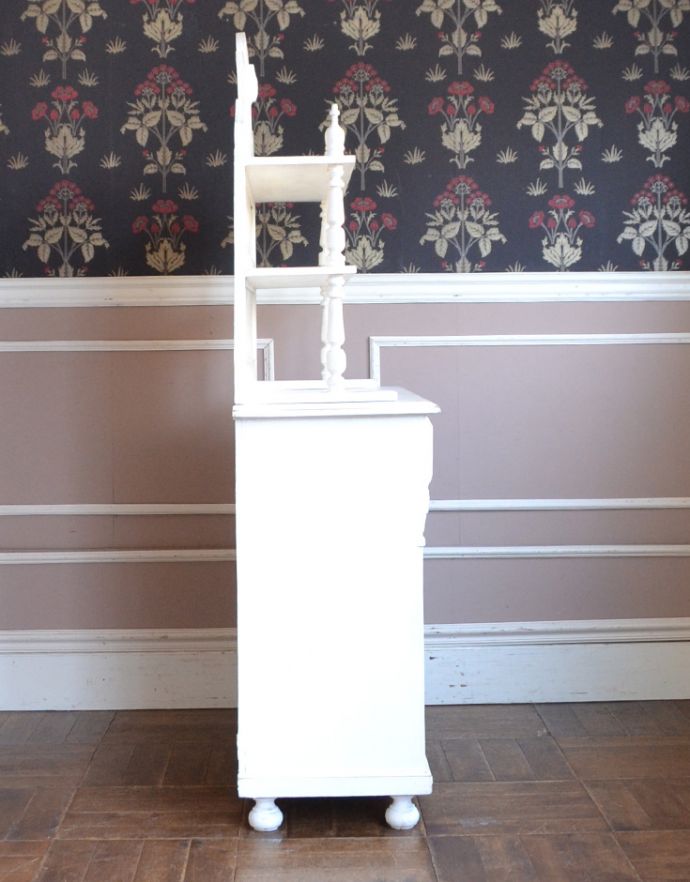 アンティークのキャビネット　アンティーク家具　フランスの可愛いアンティーク家具、爽やかなペイント仕上げのドレッサー。横から見てもステキフランスらしい美しさは横から見ても分かります。(d-1186-f)