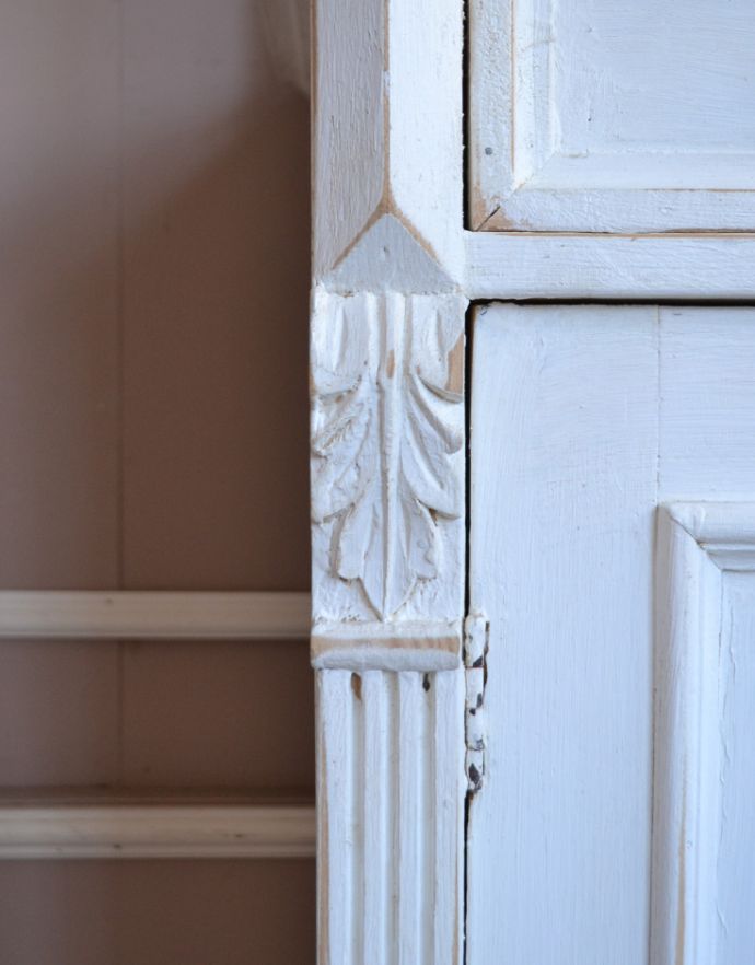 アンティークのキャビネット　アンティーク家具　フランスの可愛いアンティーク家具、爽やかなペイント仕上げのドレッサー。フランスらしく美しい彫さりげなく施された彫。(d-1186-f)