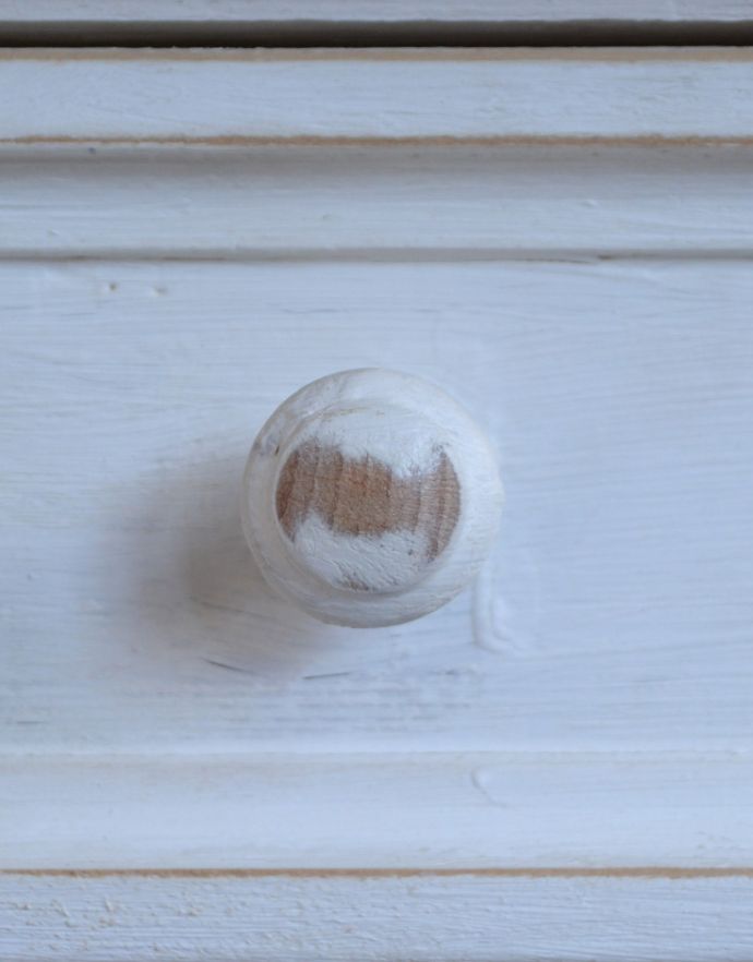 アンティークのキャビネット　アンティーク家具　フランスの可愛いアンティーク家具、爽やかなペイント仕上げのドレッサー。アンティークらしい取っ手ほっこりとした風合いがいい取っ手。(d-1186-f)