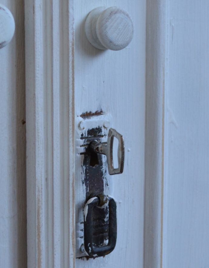 アンティークのキャビネット　アンティーク家具　フランスの可愛いアンティーク家具、爽やかなペイント仕上げのドレッサー。扉を開ける度にワクワクアンティークらしいデザイン。(d-1186-f)