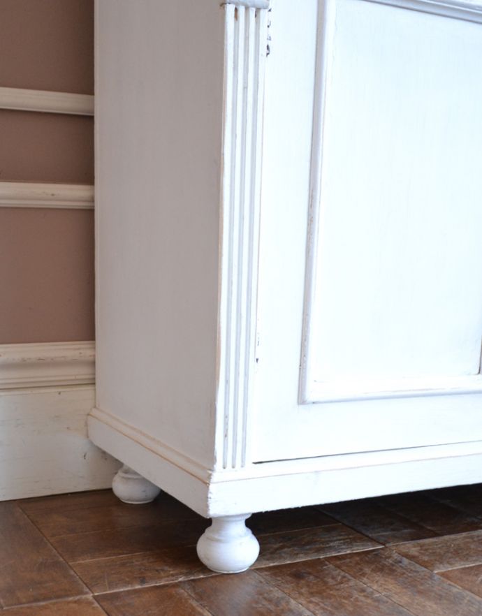 アンティークのキャビネット　アンティーク家具　フランスの可愛いアンティーク家具、爽やかなペイント仕上げのドレッサー。女性１人でもラクに運べちゃうヒミツHandleのアンティークは、脚の裏にフェルトキーパーをお付けしているので、床を滑らせれば女性でも移動がカンタンに出来ます！ご安心下さい。(d-1186-f)