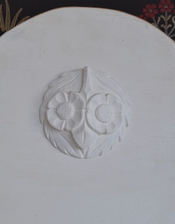 アンティークのキャビネット　アンティーク家具　フランスの可愛いアンティーク家具、爽やかなペイント仕上げのドレッサー。惚れ惚れしちゃう美しさ女性らしい彫り。(d-1186-f)